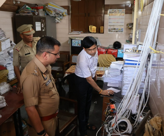 आरक्षी पुलिस भर्ती परीक्षा के दौरान परीक्षा केंद्र का निरीक्षण करते जिलाधिकारी डा. राजेन्द्र पेंसिया, पास में खड़े एसएसपी सतपाल अंतिल।सौ.सूचना विभाग